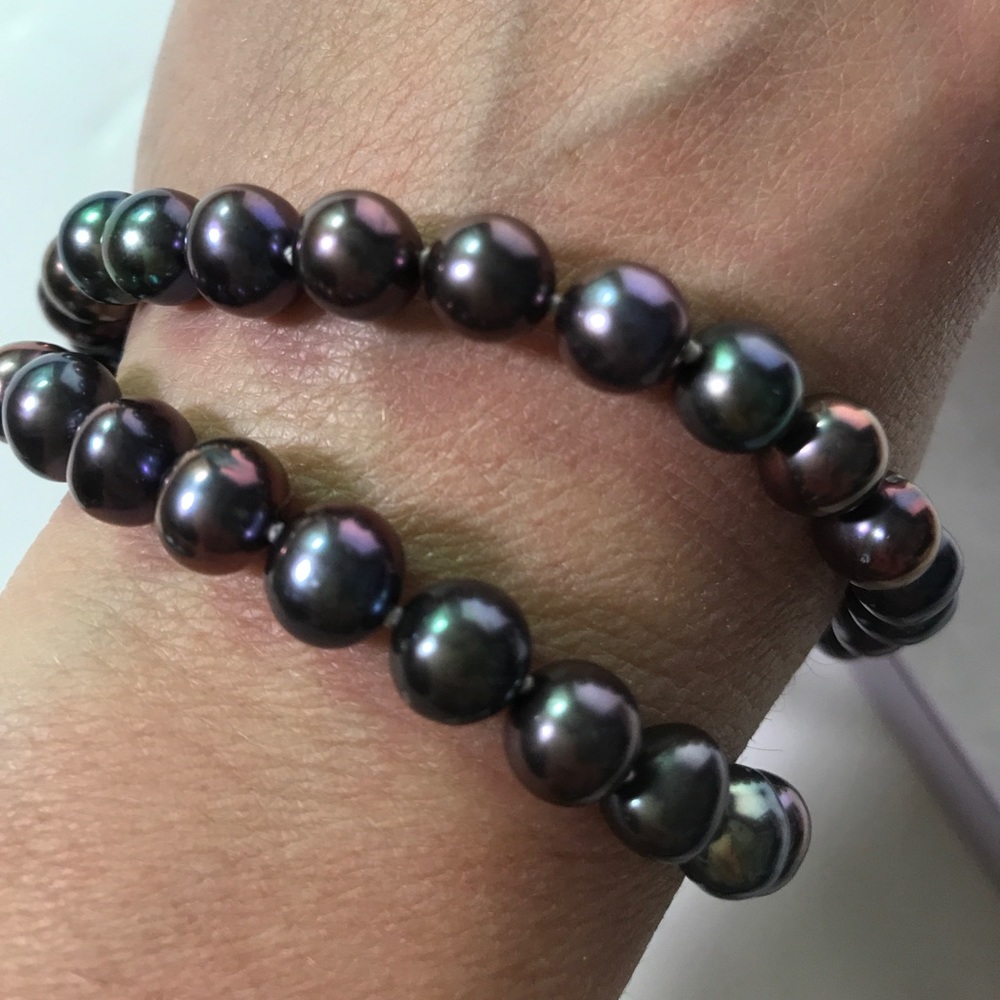 Strand of black rainbow pearls necklace